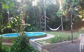 Monoambiente en la naturaleza con pileta